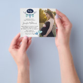 男の子の赤ちゃんシャワーのミニマリスト写真の招待状 チラシ (手)