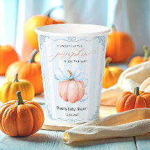 男の子の赤ちゃんシャワーの途中で小さなかぼちゃを