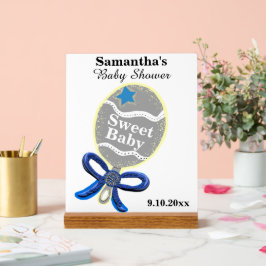 男の子の赤ちゃんシャワーシルバーブルーラトル アクリルサイン