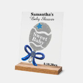 男の子の赤ちゃんシャワーシルバーブルーラトル アクリルサイン (傾斜)