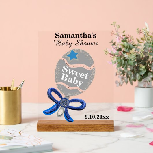 男の子の赤ちゃんシャワーシルバーブルーラトル アクリルサイン (ウェディング)