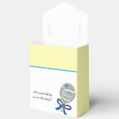 男の子の赤ちゃんシャワーブルーラトル フェイバーボックス (見開き)