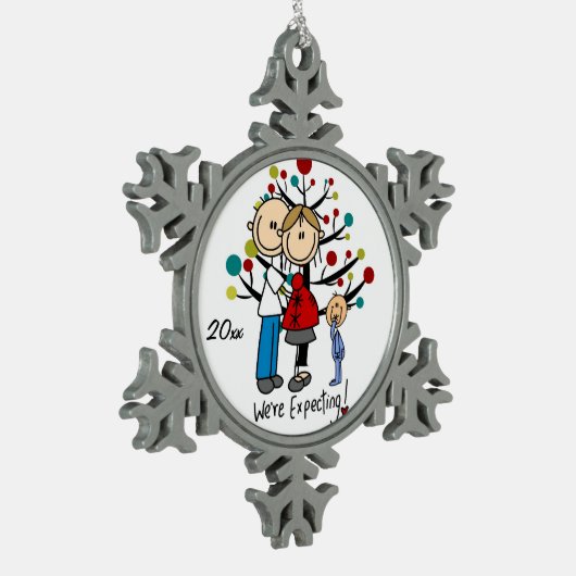 男の子の雪片のオーナメントが付いている予期しているカップル スノーフレークピューターオーナメント (左)