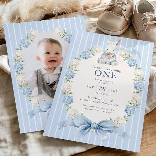 男の子の青いウサギの1歳の誕生日パーティーの写真 招待状