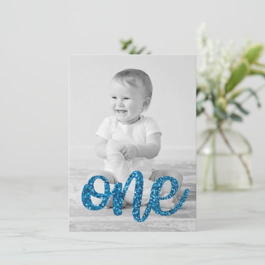 男の子の青いグリッターの写真の最初誕生日 招待状 (スタンド正面)