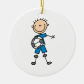 男の子の青い均一棒の姿のサッカーの選手のギフト セラミックオーナメント (正面)