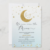 男の子の青い金ゴールド私たちは月の赤ちゃんシャワーの上にいる 招待状 (正面)