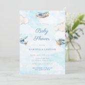 男の子の飛行機旅行ベビーシャワー スプリンクル 招待状 (スタンド正面)