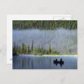 男の子の魚釣りカヌーと霧の中 ポストカード (正面/裏面)
