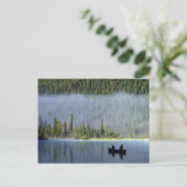 男の子の魚釣りカヌーと霧の中 ポストカード (スタンド正面)