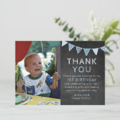 男の子の黒板の旗布の誕生日のサンキューカード サンキューカード (スタンド正面)