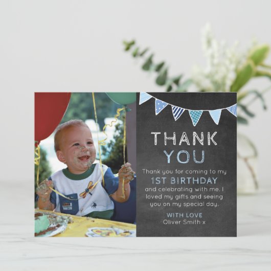 男の子の黒板の旗布の誕生日のサンキューカード サンキューカード (スタンド正面)