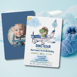 男の子の1歳の誕生日 ダイナソーが飛行機を操縦 面白い 招待状
