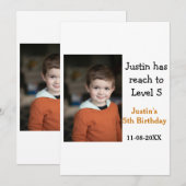 男の子の5歳誕生日ゲームの写真と名前と現代の日付 招待状 (正面/裏面)