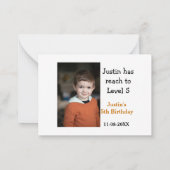 男の子の5歳誕生日ゲーム 現代の日付 名前 フォト ノートカード (裏面)