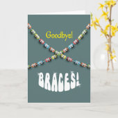 男の子はお祝いを離れてさようなら支柱を固定します カード (黄色い花)