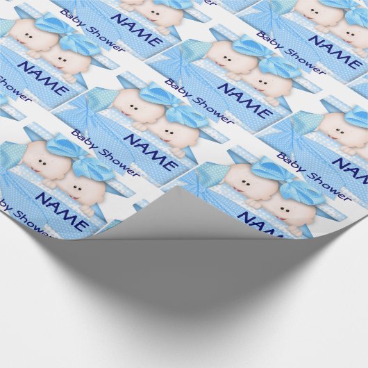 男の子はベビーシャワーのギフトの包装紙を結び付けます ラッピングペーパー (角)