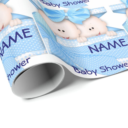 男の子はベビーシャワーのギフトの包装紙を結び付けます ラッピングペーパー (ロールコーナー)