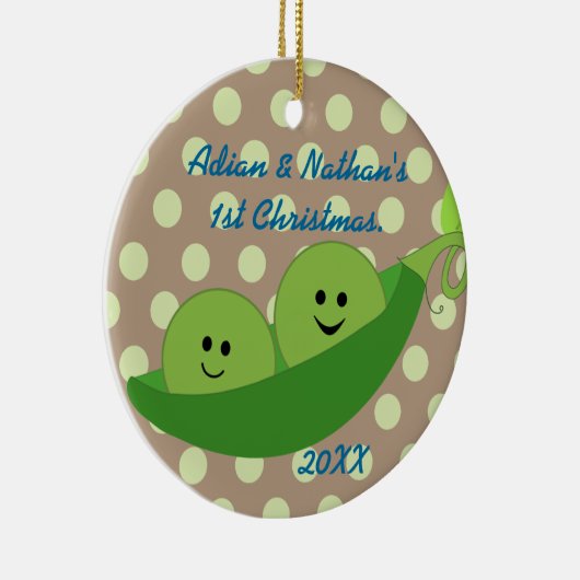 男の子は初めてのクリスマスのオーナメントを結び付けます セラミックオーナメント (右)