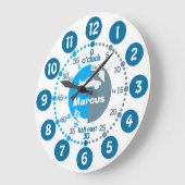 男の子は時間によって音を弱められる青によって示される車の時計を言うために学びます ラージ壁時計 (傾斜)