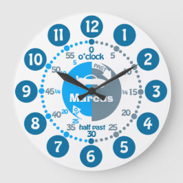 男の子は時間によって音を弱められる青によって示される車の時計を言うために学びます ラージ壁時計