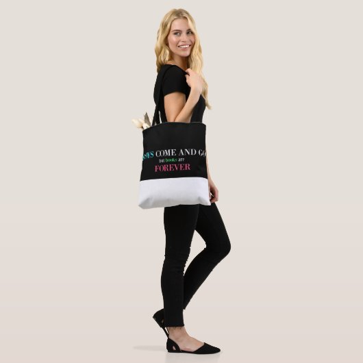 男の子は来ては去って行きますが、本は永遠です トートバッグ (モデル)