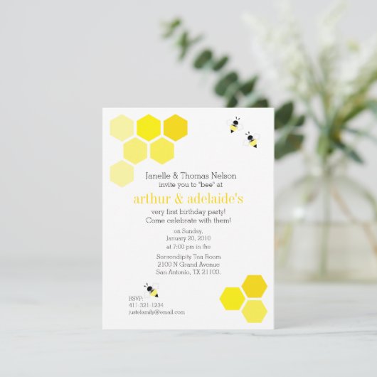 男の子または女の子の双子ANY AGE BEE誕生日パーティー 招待状 (スタンド正面)