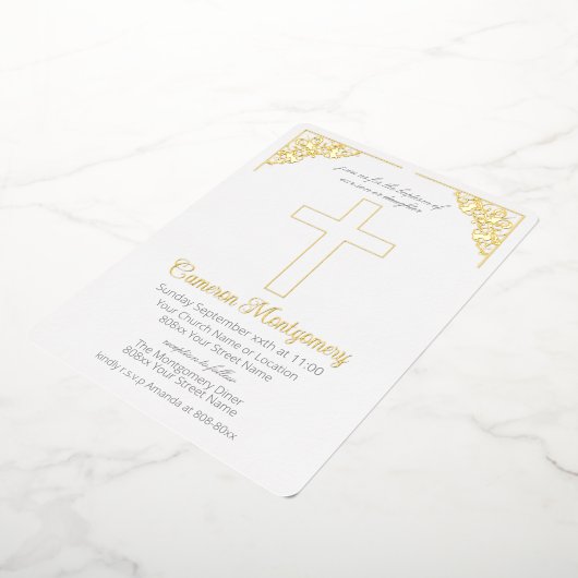 男の子または女の子の洗礼式に最適なゴールドの聖十字架デザイン 箔招待状 (回転した状態)