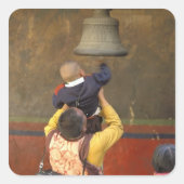 男の子をリングに持ち上げるチベット仏教の僧侶 スクエアシール (正面)