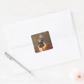 男の子をリングに持ち上げるチベット仏教の僧侶 スクエアシール (封筒)