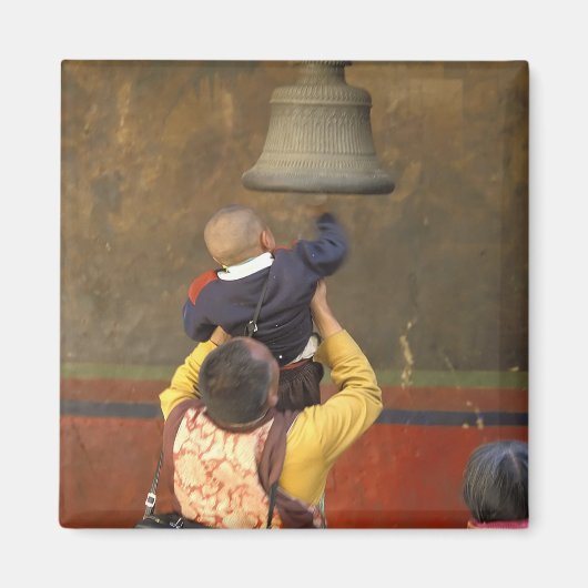 男の子をリングに持ち上げるチベット仏教の僧侶 マグネット (正面)