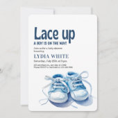 男の子スニーカー赤ん坊シャワー、レースの赤ん坊シャワー 招待状 (正面)