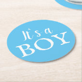 男の子タイポグラフィブルー男の赤ちゃんベイビーシャワー ラウンドペーパーコースター (アングル)