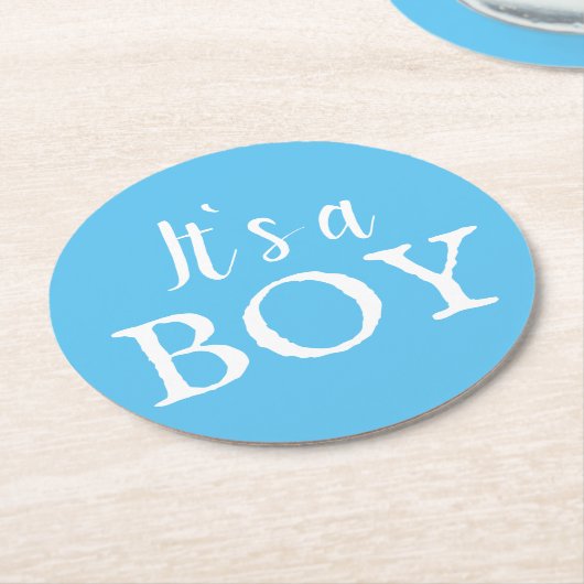 男の子タイポグラフィブルー男の赤ちゃんベイビーシャワー ラウンドペーパーコースター (アングル)
