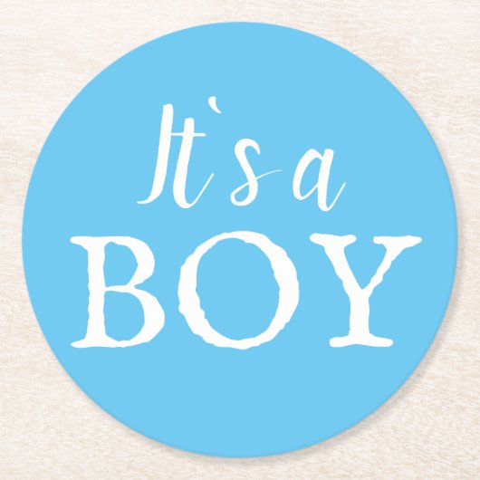 男の子タイポグラフィブルー男の赤ちゃんベイビーシャワー ラウンドペーパーコースター (正面)