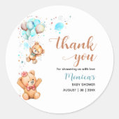 男の子テディベア我々は赤ちゃんシャワーを待つことができる ラウンドシール (正面)