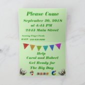 男の子及び女の子の双生児はベビーシャワーカードを来ています 招待状 (内部)