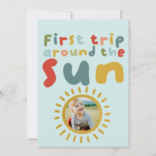 男の子可愛い写真の最初の旅のまわりに太陽誕生日 招待状 (裏面)