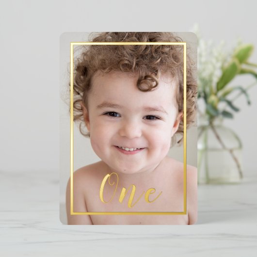 男の子1日の誕生日パーティー写真と金ゴールド 箔招待状 (立ち正面)