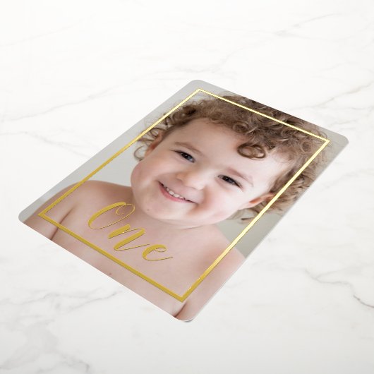 男の子1日の誕生日パーティー写真と金ゴールド 箔招待状 (回転した状態)