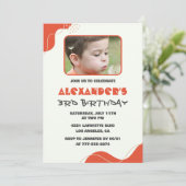 男の子3歳の誕生日招待状モダンフォトレッド 招待状 (スタンド正面)