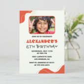 男の子8歳の誕生日招待状モダンフォトレッド 招待状 (スタンド正面)