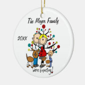 男の子、犬、猫のオーナメントが付いている予期しているカップル セラミックオーナメント (左)