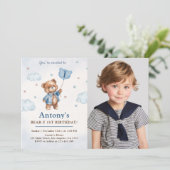 男の子 青いテディベア 気球 初誕生日 写真 招待状 (スタンド正面)