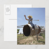 男の子(8-10)に乗って仮設のロデオ・ブル ポストカード (正面/裏面)