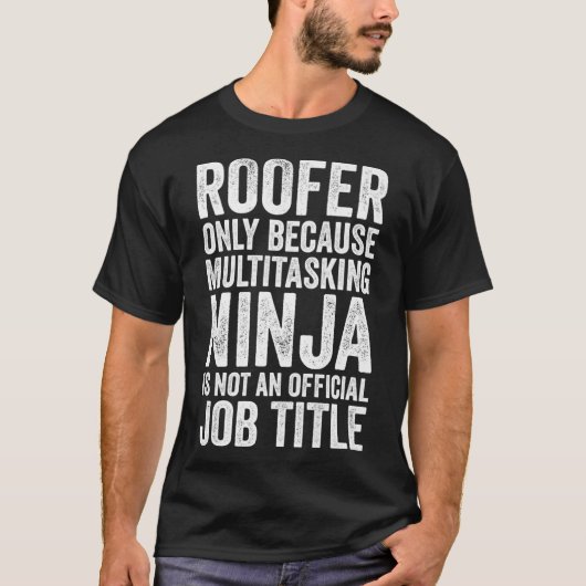 男の屋根職人だけど、マルチタスク忍者だから屋根も余裕 Tシャツ (正面)
