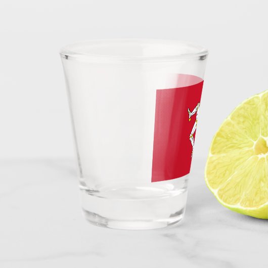 男の島の国旗と愛国的なショットグラス ショットグラス (左)