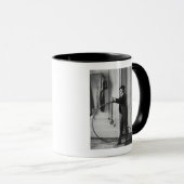 男の格好をした女性 マグカップ (正面右)