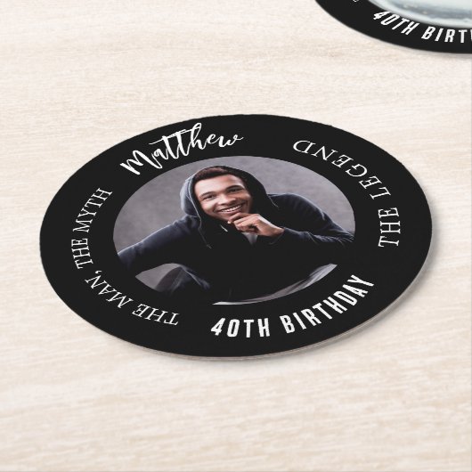 男の神話の伝説の写真の白黒誕生日パーティー ラウンドペーパーコースター (アングル)