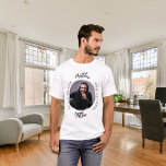 男の神話の伝説の写真名 Tシャツ<br><div class="desc">祝このTシャツとスタイルしてパーソナライズされた特別な日だ!クラシックの白い背景と読はっきりした文字を搭載: "男、神話、伝説。 彼のカスタマイズ名前と写真を加えお気に入りのてデザインを本当に作り出すユニーク。このTシャツは、伝説の誕生祝い、バレンタインデー、バチュラーパーティ、クリスマスのための完璧な贈り物である。</div>